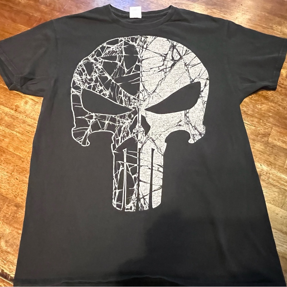 Punisher cracked skull graphic T-shirt